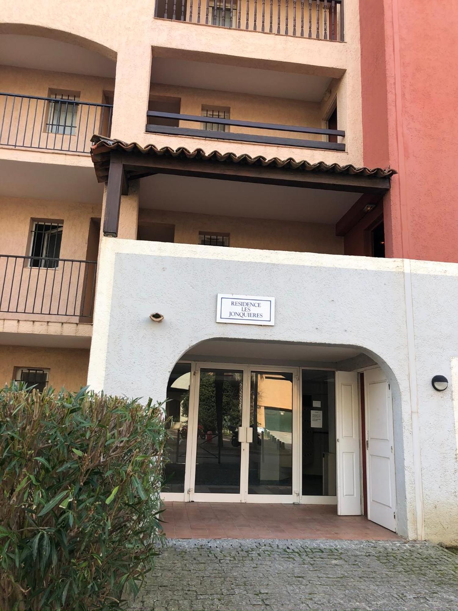 Le Sud Et Piscine Apartment *
